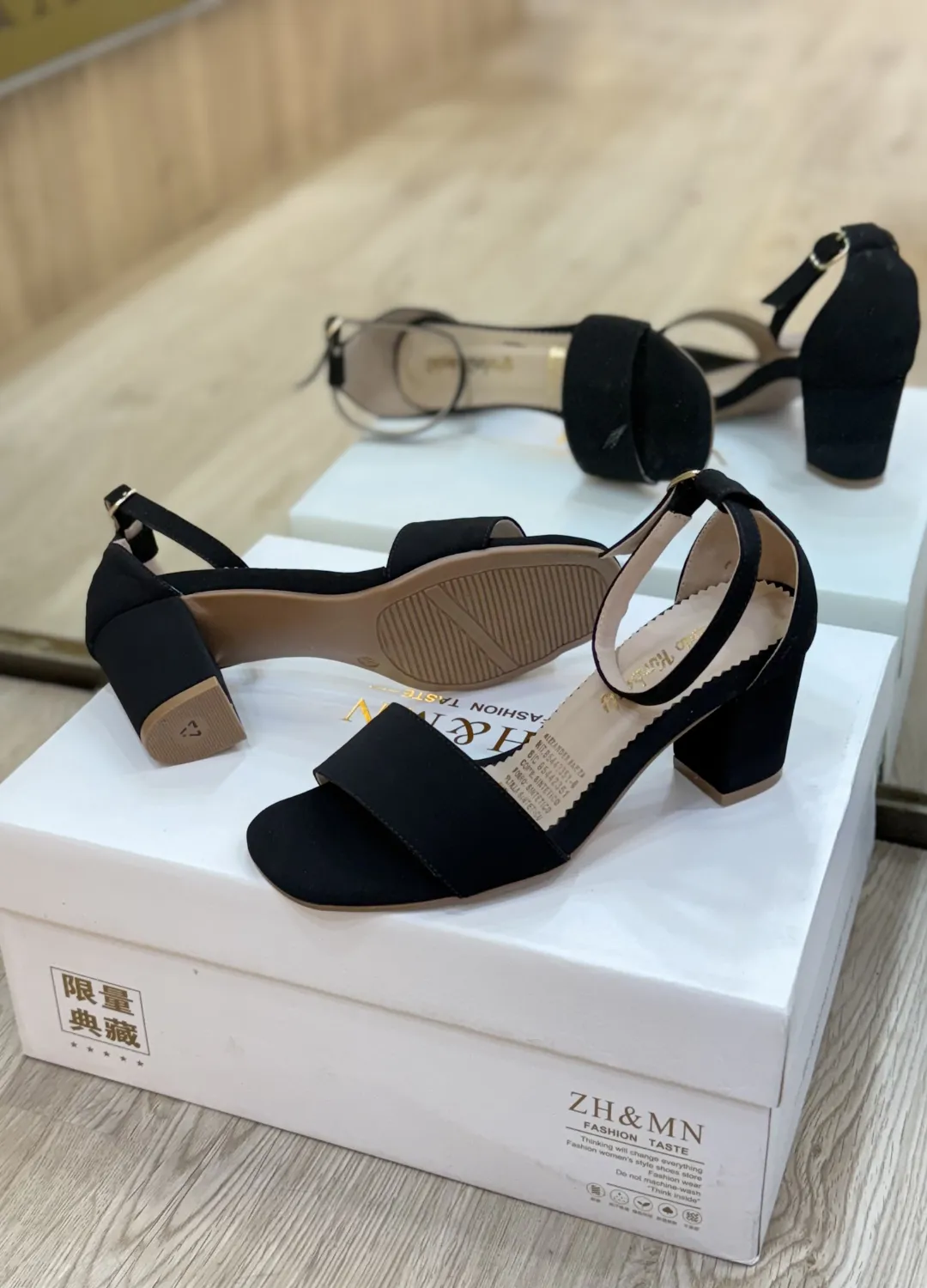 Sandalias Glam en Gamuza con Tacón Ancho - Imagen 3