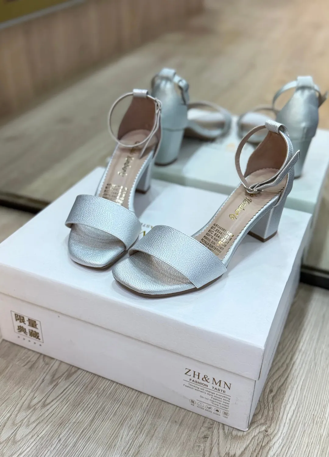 Sandalias Glam en Gamuza con Tacón Ancho - Imagen 5