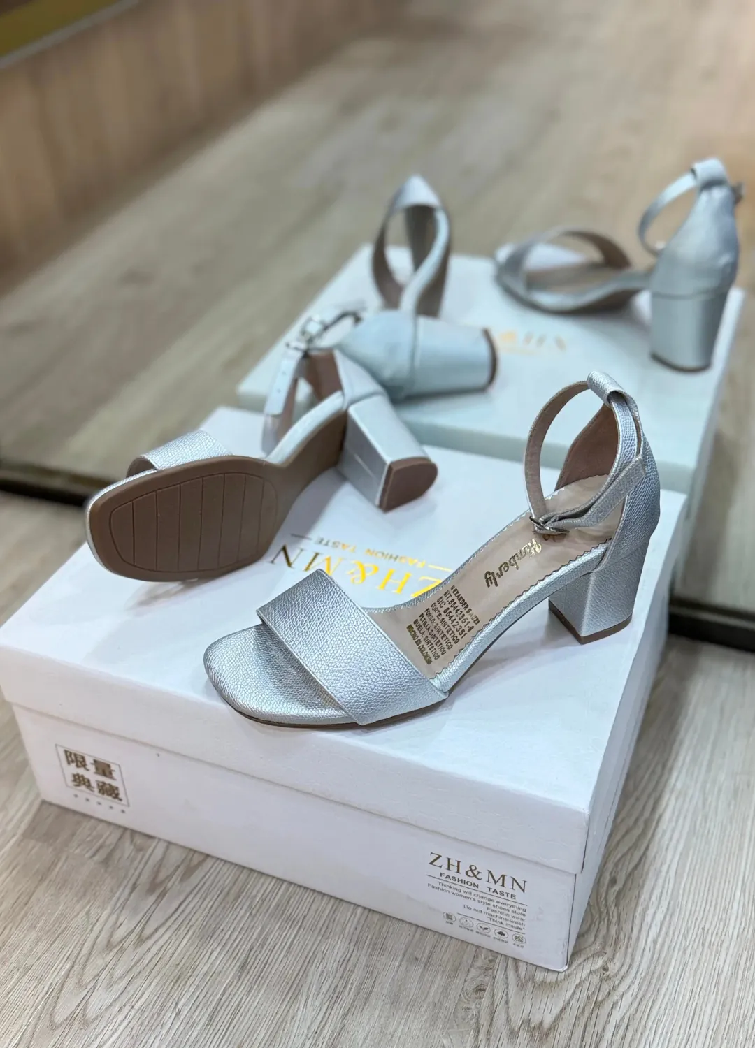 Sandalias Glam en Gamuza con Tacón Ancho - Imagen 6