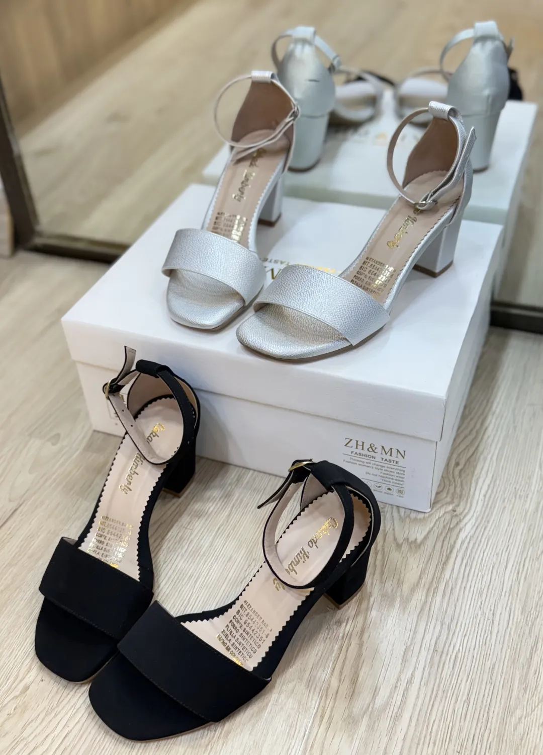 Sandalias Glam en Gamuza con Tacón Ancho